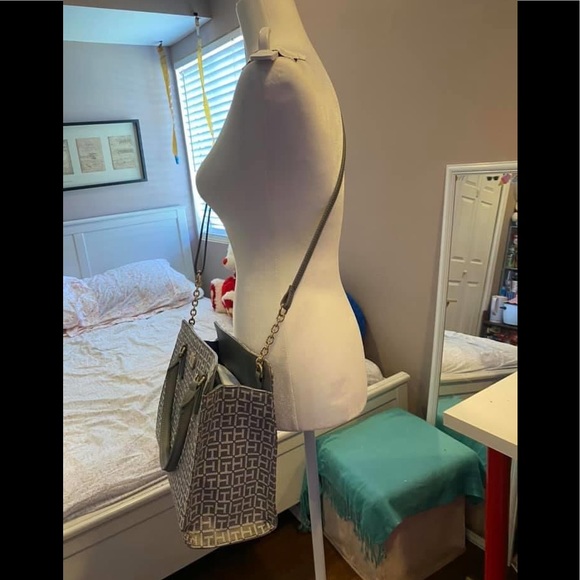 ‼️sold‼️Authentic Tommy Hilfiger Satchel - Picture 3 of 3